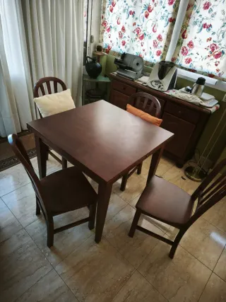 Mesa extensible 90x90 y 4 sillas