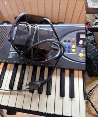 Piano eléctrico con cargador y patas marca Farfisa