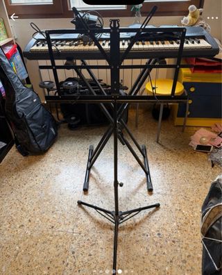 Piano eléctrico con cargador y patas marca Farfisa