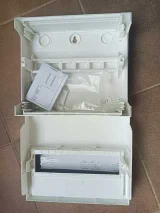 Caja cuadro eléctrico Schneider 10€