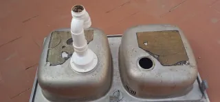 Fregadero doble de metal con desagüe