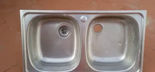 Fregadero doble de metal con desagüe