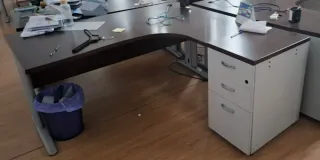 Mesa de oficina esquinera con cajonera