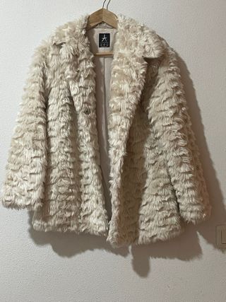 Abrigo pelo sintético Atmosphere beige