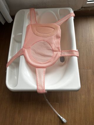 Cambiador de bebé con bañera