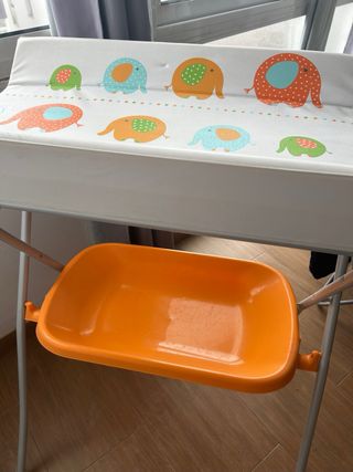Cambiador de bebé con bañera