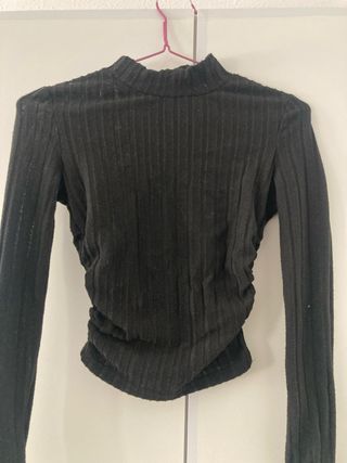 Top negro cuello alto
