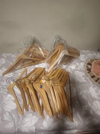 +de 40 Perchas de madera