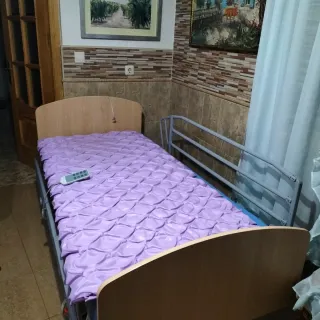 Cama articulada madera y metal como nueva.