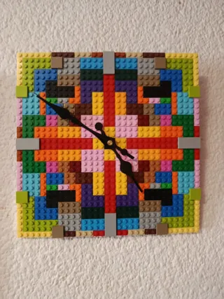 Reloj de pared Lego multicolor