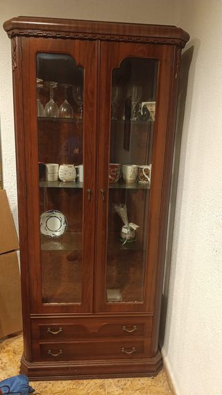 Armario de madera con vitrina