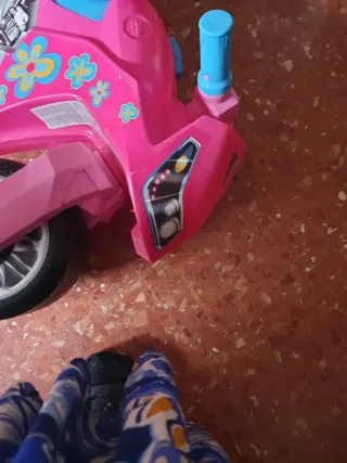 Moto de juguete rosa y azul para niñas