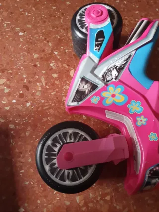 Moto de juguete rosa y azul para niñas