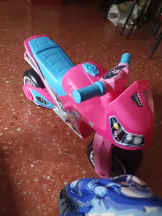 Moto de juguete rosa y azul para niñas