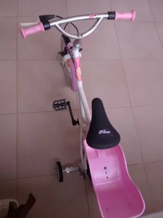 Bicicleta infantil rosa con ruedines