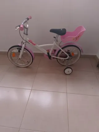 Bicicleta infantil rosa con ruedines
