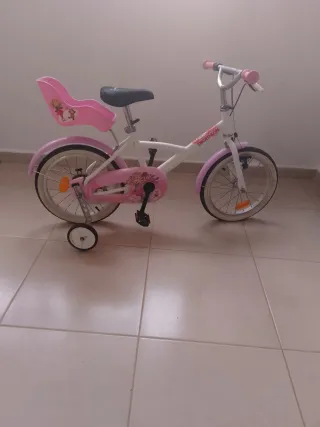 Bicicleta infantil rosa con ruedines