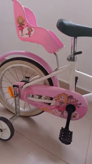 Bicicleta infantil rosa con ruedines