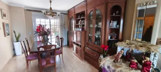 Mueble bouserie con mesa extensible y 6 sillas de