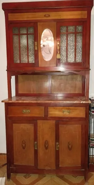 Mueble antiguo de madera y mármol