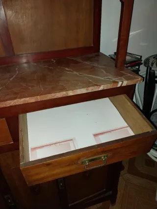 Mueble antiguo de madera y mármol