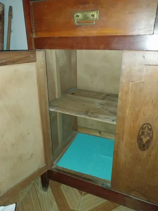 Mueble antiguo de madera y mármol