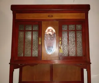 Mueble antiguo de madera y mármol