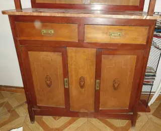 Mueble antiguo de madera y mármol