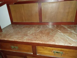 Mueble antiguo de madera y mármol