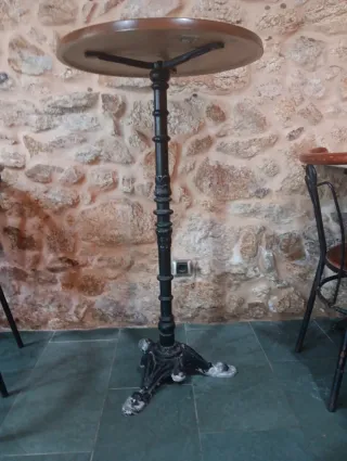 3 tavoli alti e rustici in legno e metallo. 100.