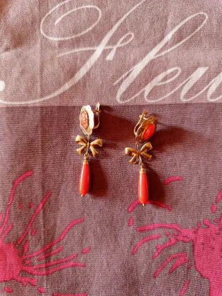 Pendientes Coral y Oro 18k