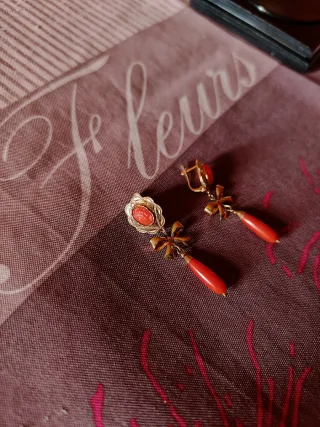 Pendientes Coral y Oro 18k