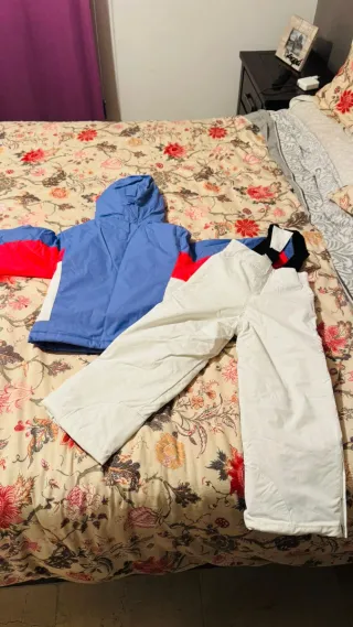 Chaqueta de nieve azul y rosa