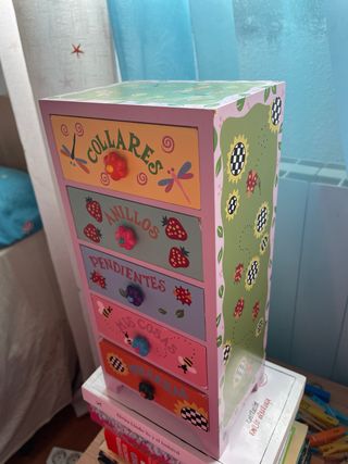 Joyero pequeño con cajones decorados