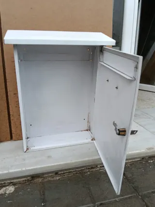 Buzón exterior metálico blanco