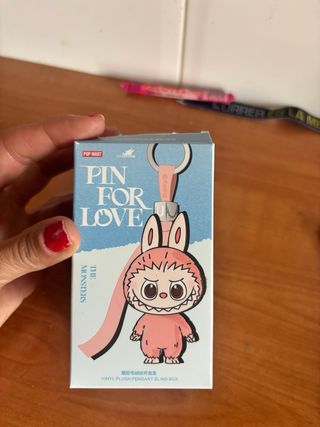 Labubu amarillo letra P (auténtico)