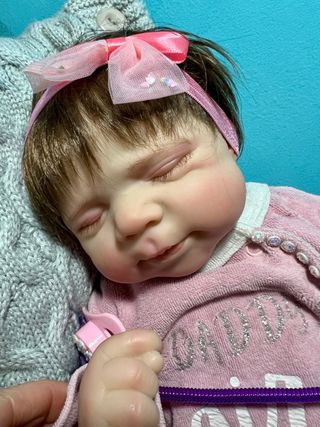Bambola realistica neonata con ciuccio