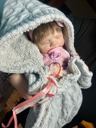 Bambola realistica neonata con ciuccio