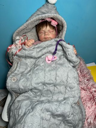 Bambola realistica neonata con ciuccio