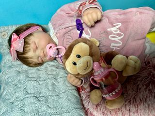 Bambola realistica neonata con ciuccio