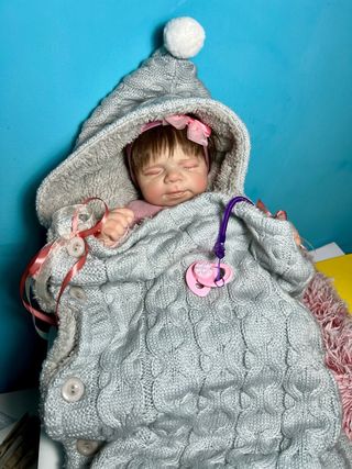 Bambola realistica neonata con ciuccio