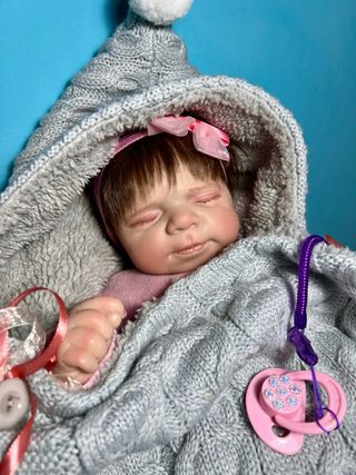 Bambola realistica neonata con ciuccio