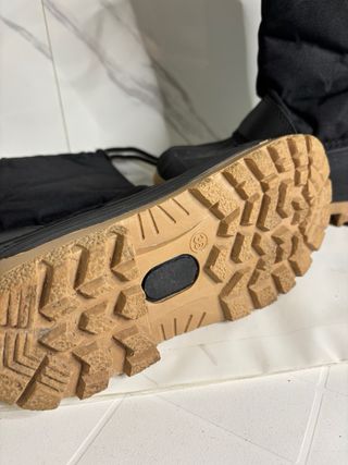 Stivali da neve neri e marroni