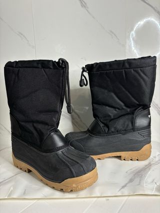 Stivali da neve neri e marroni