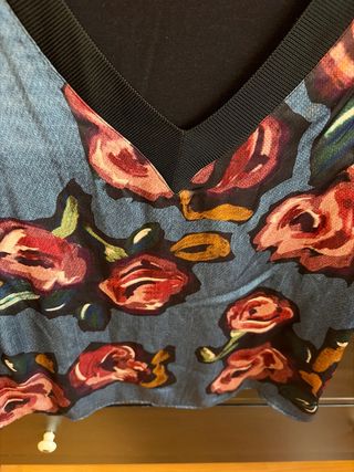 Blusa Trucco floral raso talla L Marca M pero es L