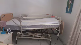 Cama hospitalaria con barandillas