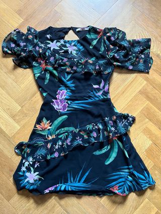 Vestido estampado floral con volantes