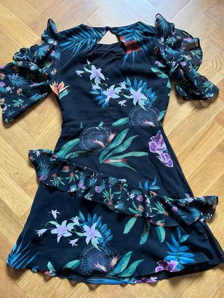 Vestido estampado floral con volantes
