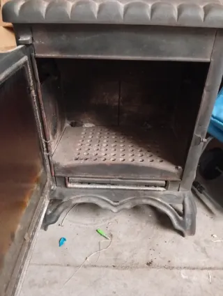 Estufa de leña hierro fundido con detalles decorat