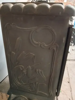 Estufa de leña hierro fundido con detalles decorat
